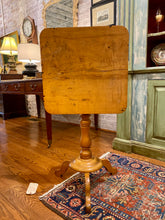 Load image into Gallery viewer, Antique American Tilt Top Table
