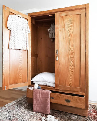 Armoires & Cabinets