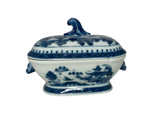 Load image into Gallery viewer, Two Mottehedah small tureens/gravy boats
