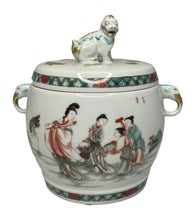 Load image into Gallery viewer, Small Mottahedeh Lidded Container with Foo Dogs
