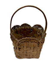 Load image into Gallery viewer, Vintage Scalloped Edge Split Oak Basket
