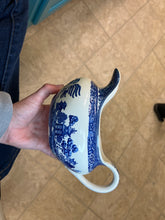 Load image into Gallery viewer, Blue Willow Gravy Boat
